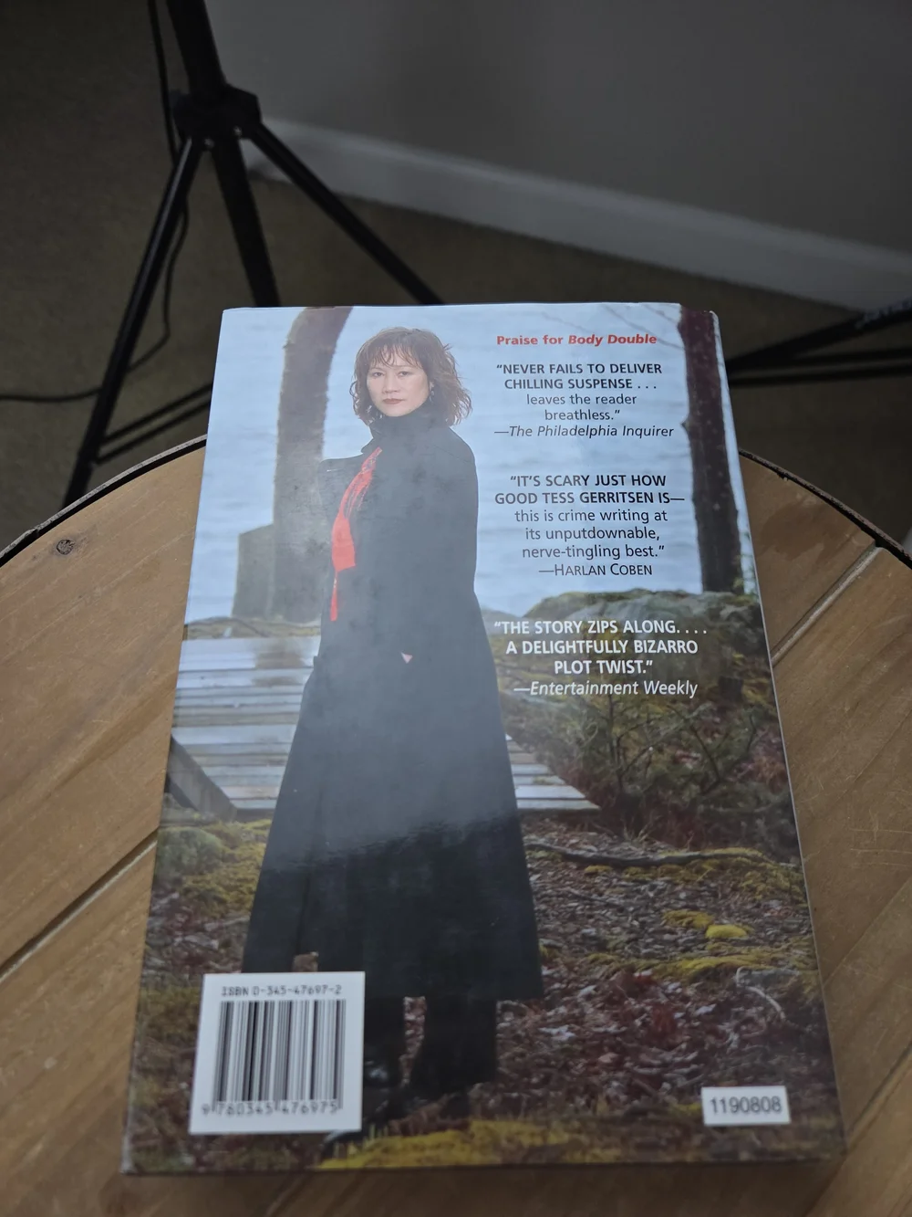 VANISH by Tess Gerritsen - White & Red Hardcover Book